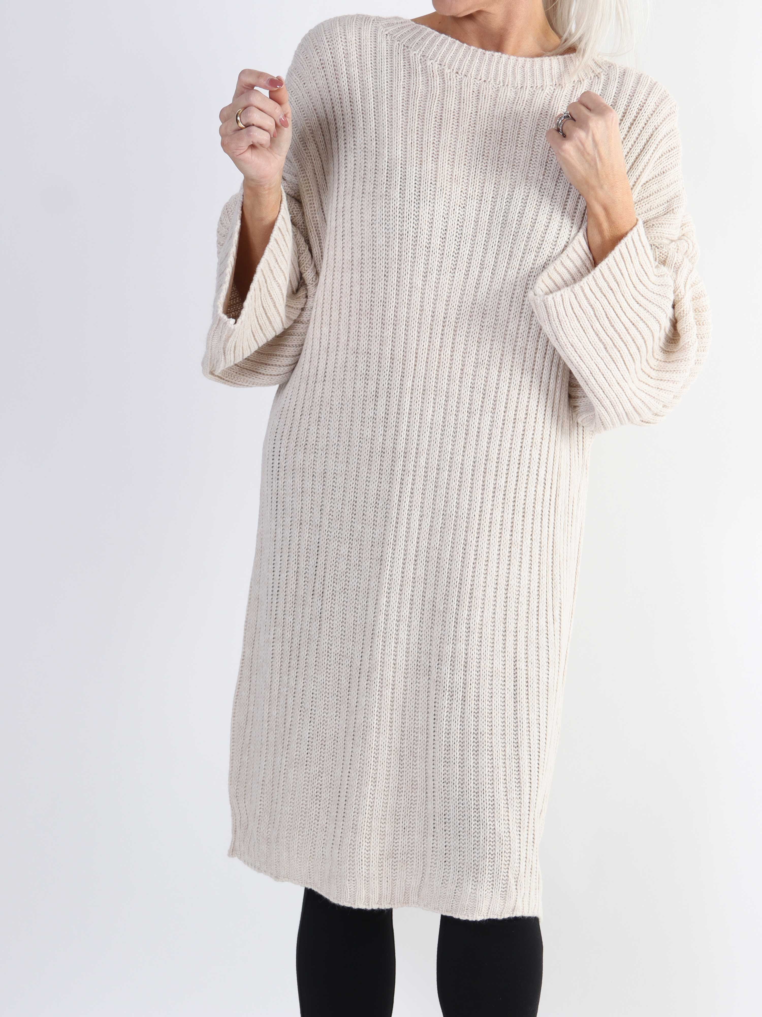 Dica - Plus size strikkjole med silkelook sløjfe i ryggen